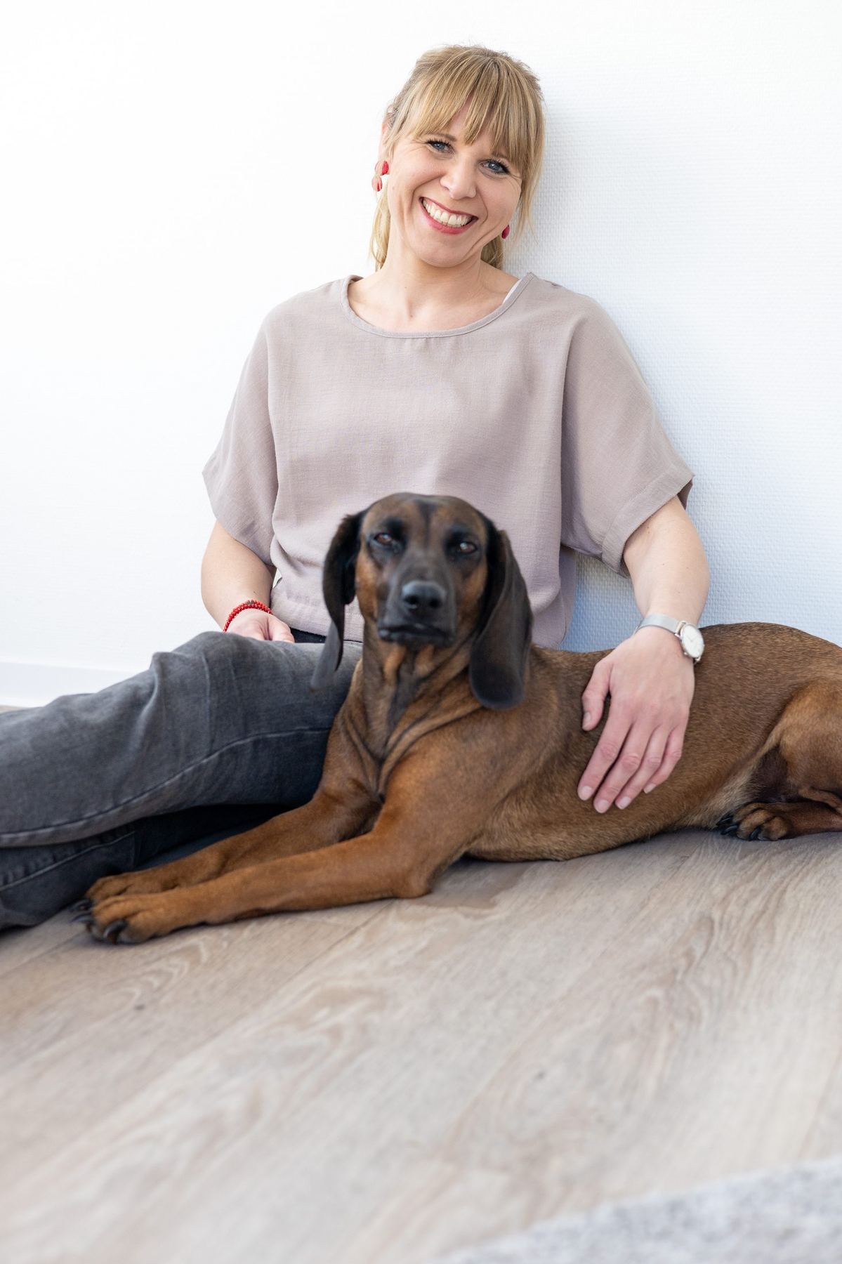 Christina Herout mit ihrer Hündin Aike