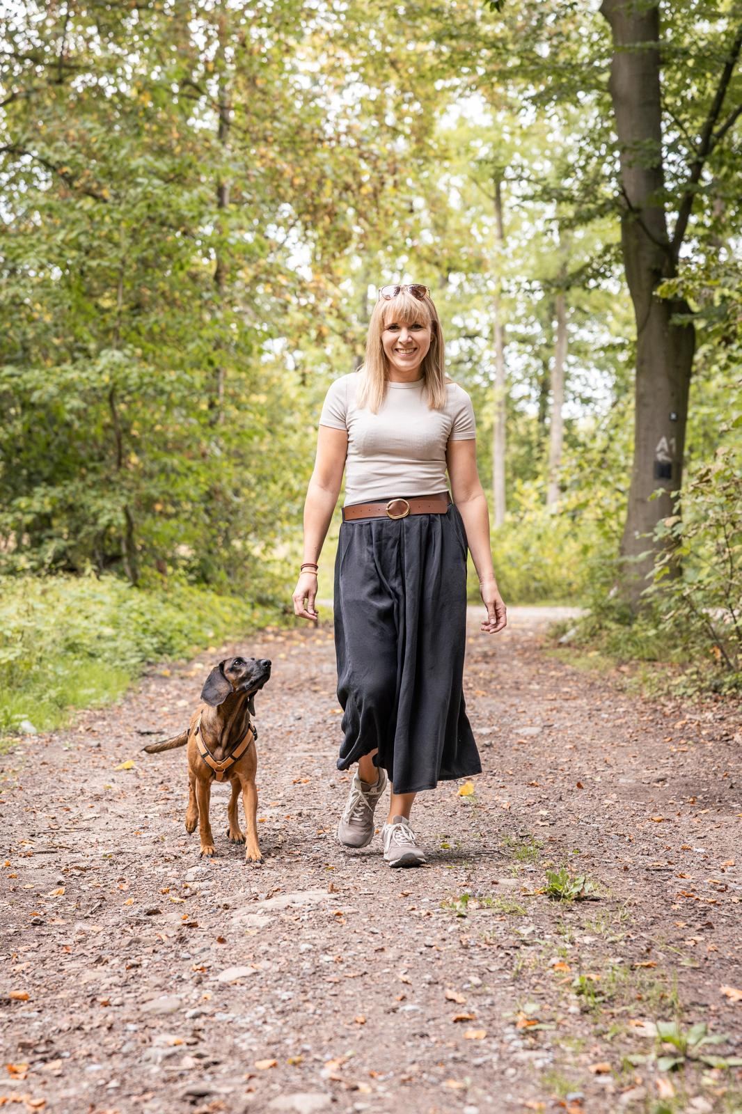 Christina Herout, Gründerin von RESPIRA, beim Spaziergang mit ihrer Hündin Aike